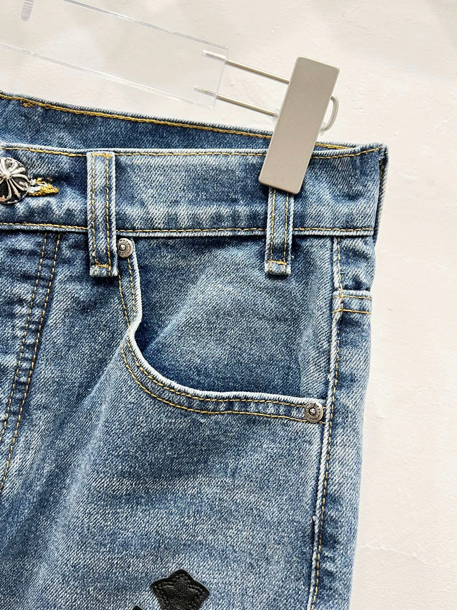 P260 Style No.: (c027) Chrome Hearts & Chrome Hearts Blue Bull Starry Sky Patchwork Leather Cross Jeans - Using starry sky theme patchwork leather elements, mostly presented in the shape of a cross. There is glitter on the surface of the leather, which is dazzling under the light. The unique design has simple and elegant details, exquisite workmanship, the entire trousers are neatly routed, and the details are in place! It’s so cool that both men and women can easily control the genderless trend!  Color: blue Size: S-M-L-XL-XXL